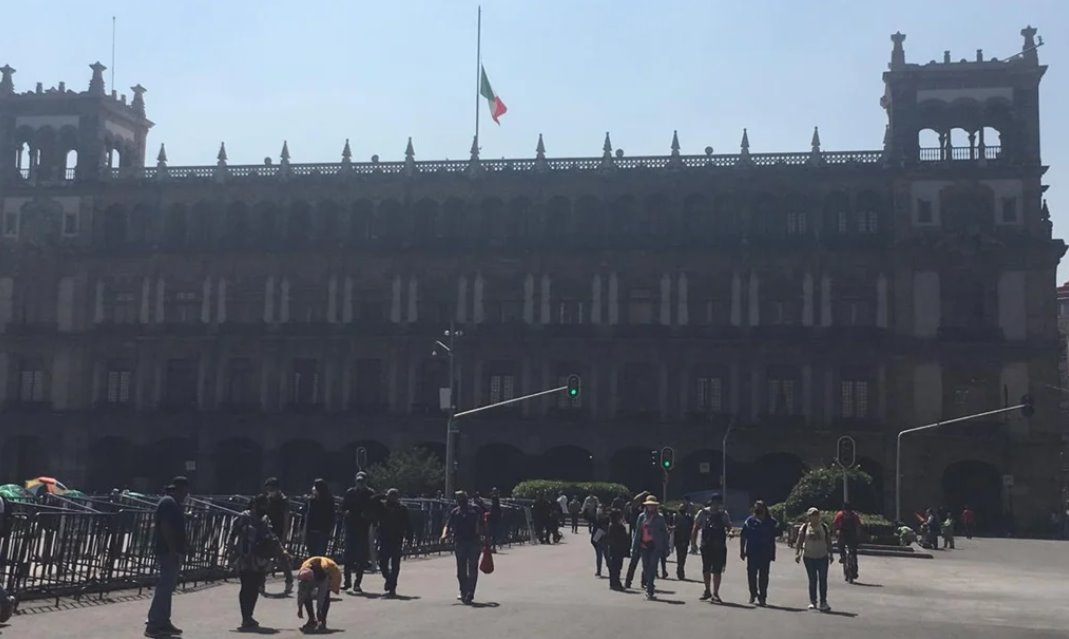 Banderas en la CDMX ondean a media asta por duelo nacional