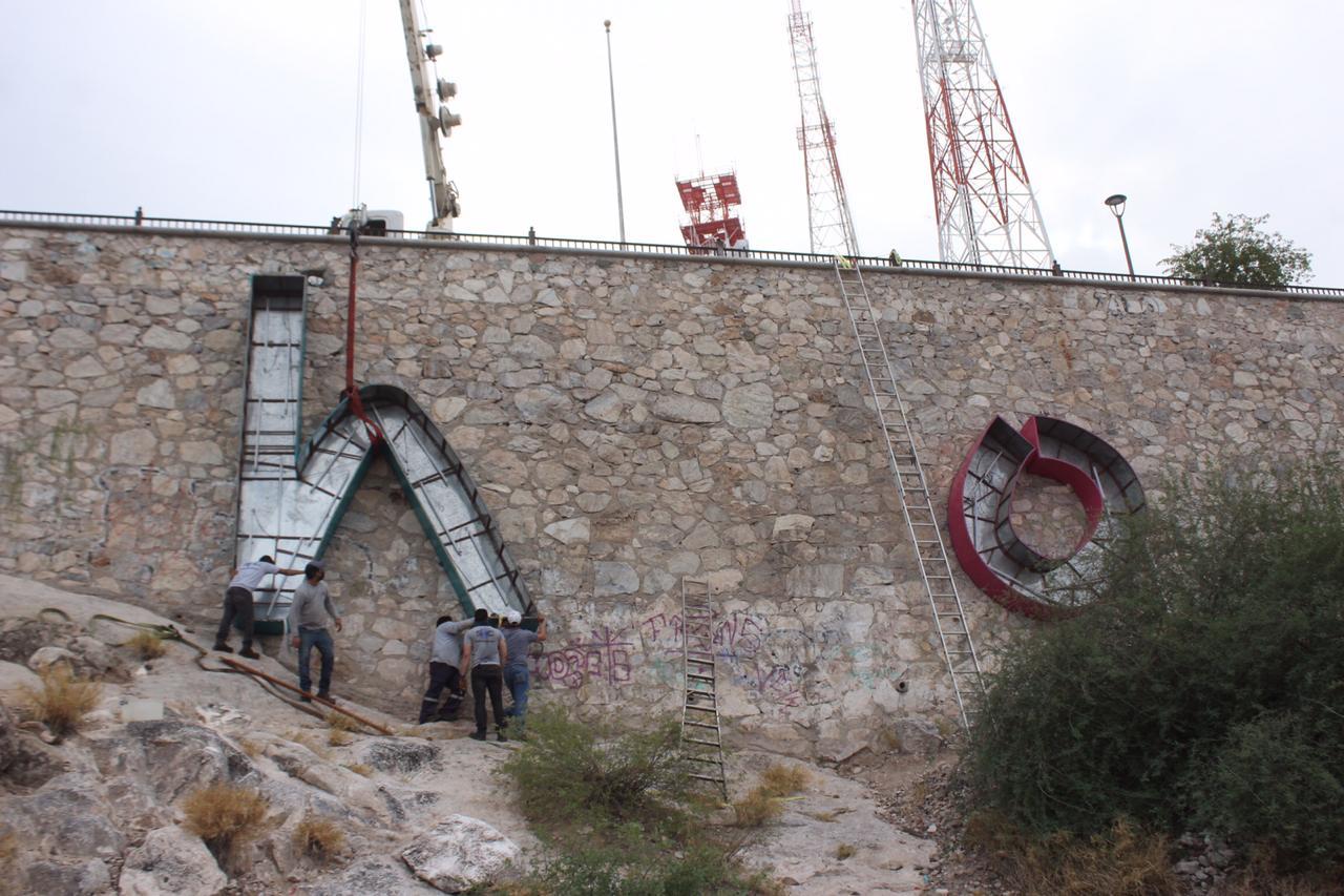 Reinstalan letras monumentales en el Cerro de la Campana