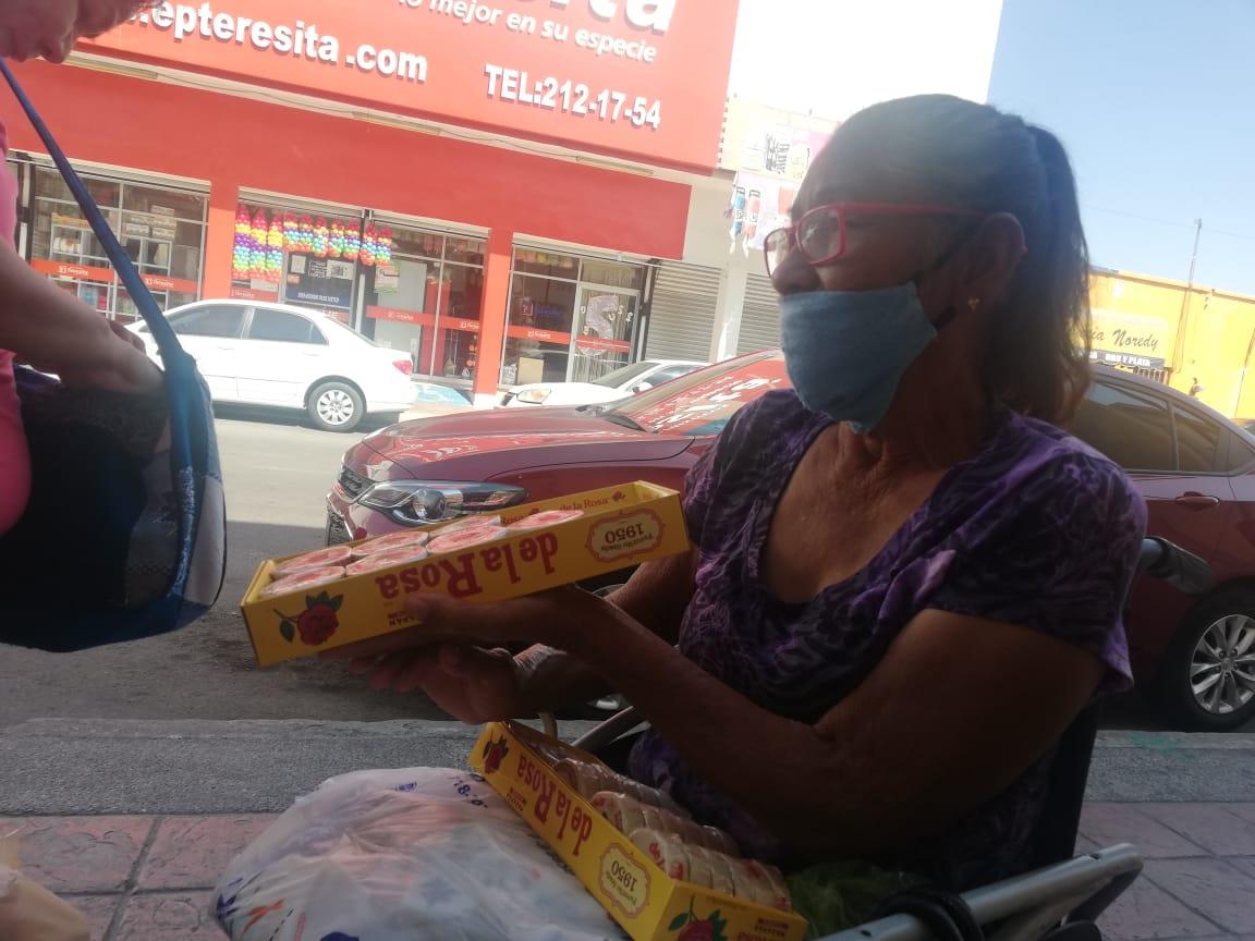 La atropellaron hace un año y no respondieron por ello; ahora, discapacitada, vende dulces en la calle