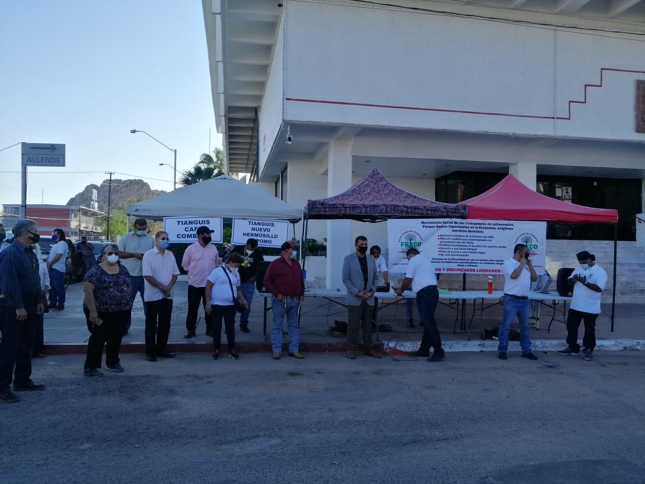 VIDEO | Comerciantes informales y trabajadores se manifiestan frente al Congreso