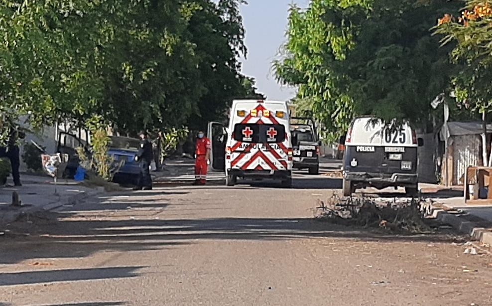 Joven se impacta contra un árbol durante ataque armado en Cajeme; muere