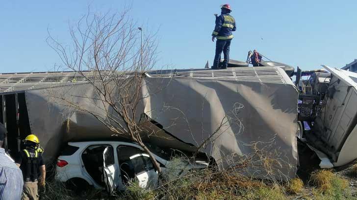 Mujer queda prensada tras volcamiento al sur de Hillo