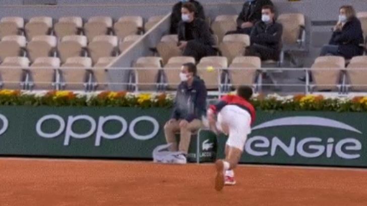 VIDEO | Novak Djokovic vuelve a golpear a juez de línea