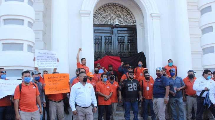 Choferes colocan bandera rojinegra en Palacio de Gobierno