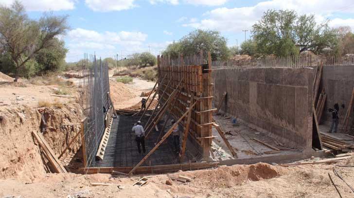 Trabajos de puente vehicular de acceso a Las Cuevitas va a la mitad