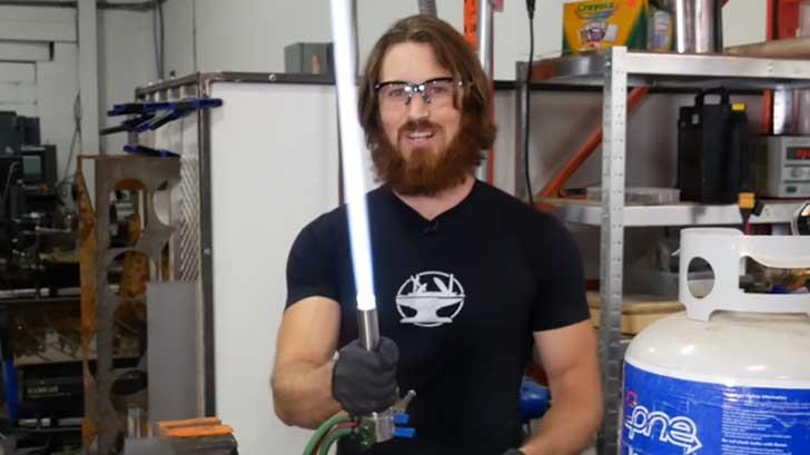 VIDEO | Hacksmith construye un sable de luz capaz de cortar metal