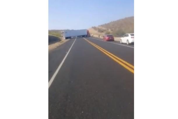 VIDEO - Traileros denuncian ataques armados en carretera a Caborca - Sonoyta