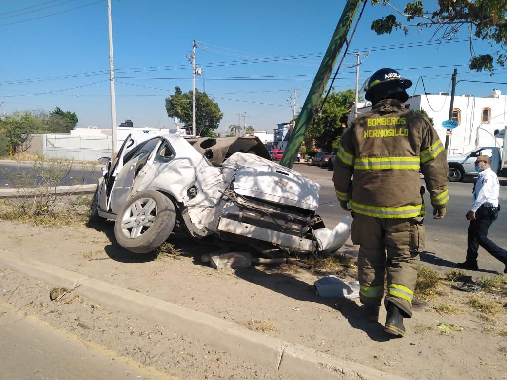 VIDEO- Aparatoso volcamiento en La Verbena; conductor se dio a la fuga