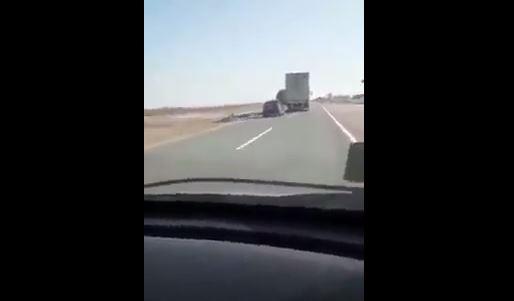 VIDEO- Tráiler saca de la carretera a dos carros y viajeros lo linchan