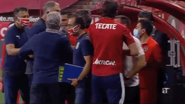 VIDEO | Xolos y Chivas protagonizan bronca en las bancas del Estadio Caliente
