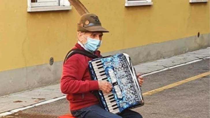 Abuelito lleva serenata a su esposa afuera de hospital en Italia