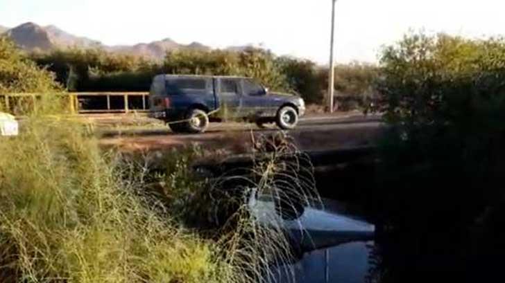 Conductor terminó remojado y sin lesiones al caer a canal de aguas residuales