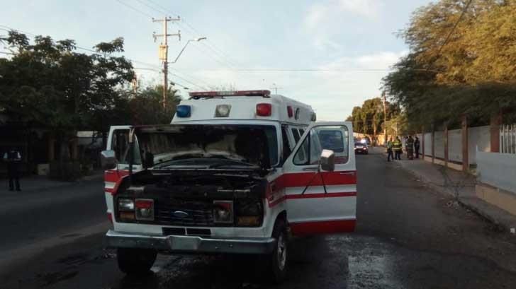 Bomberos controlan incendio en ambulancia