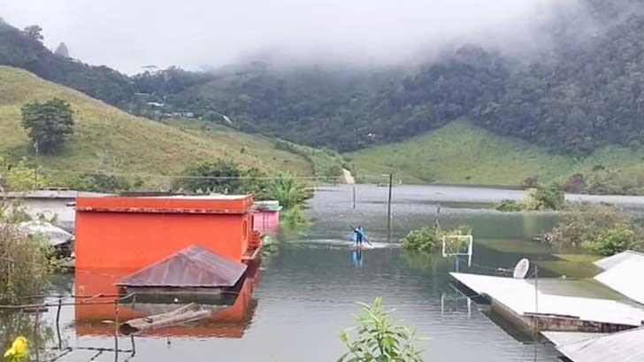 Familias de Chiapas están abandonadas y sus casas debajo del agua