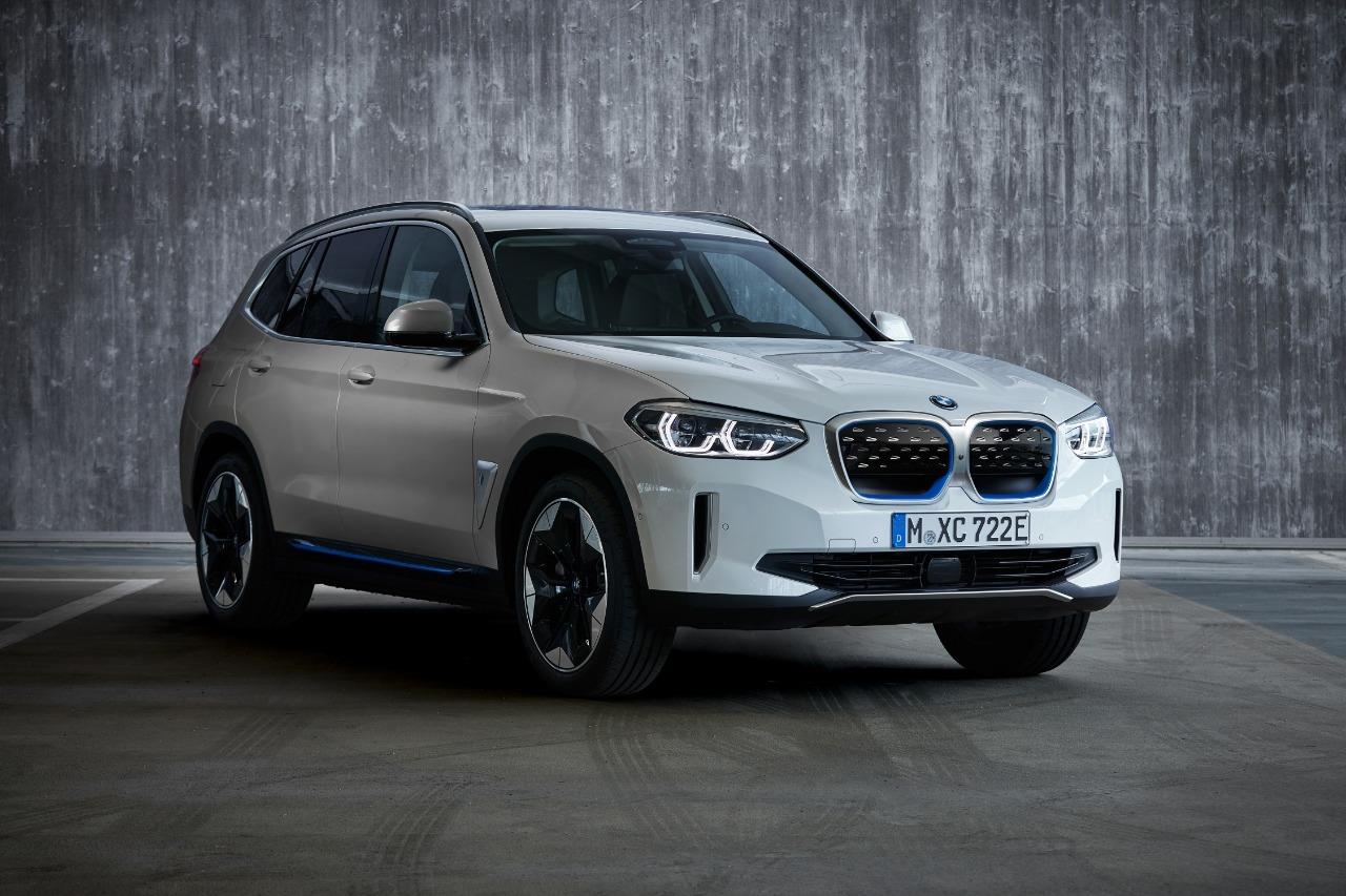 BMW iX se la jugará a camioneta de Tesla