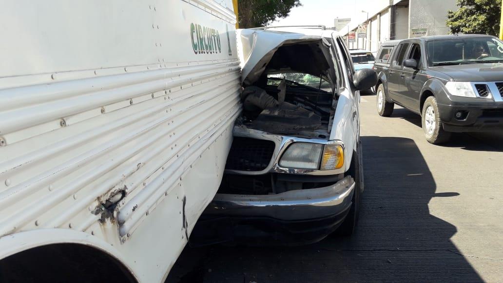 Le truena la llanta a camión y se estrella contra 5 carros estacionados; da reversa y le pega a otro