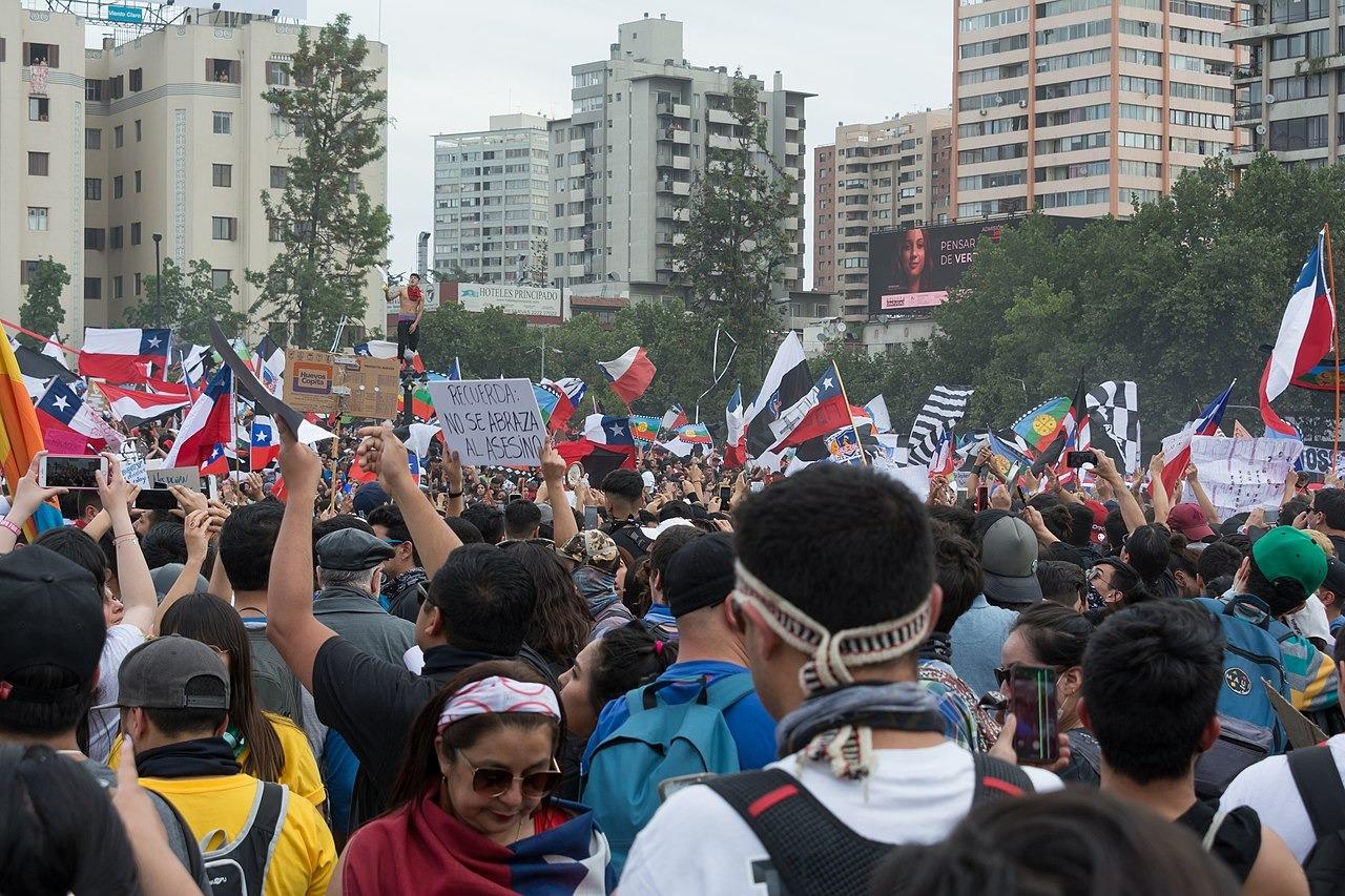 Queman todo para exigir renuncia de presidente chileno