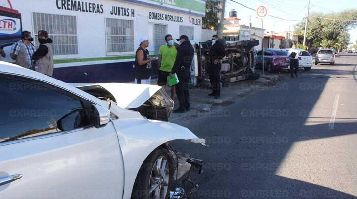 Por no respetar el semáforo provoca choque volcamiento en la colonia San Benito