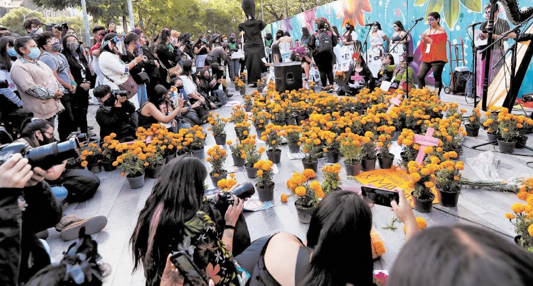 Feministas realizan concierto en honor a víctimas en CDMX