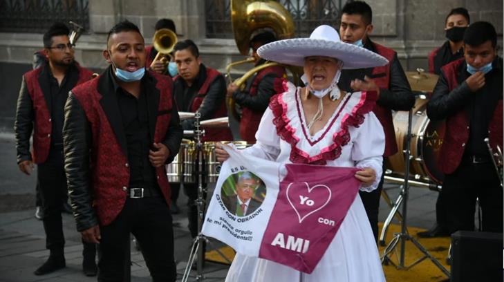 Simpatizantes cantan Las Mañanitas a AMLO en su cumpleaños 67