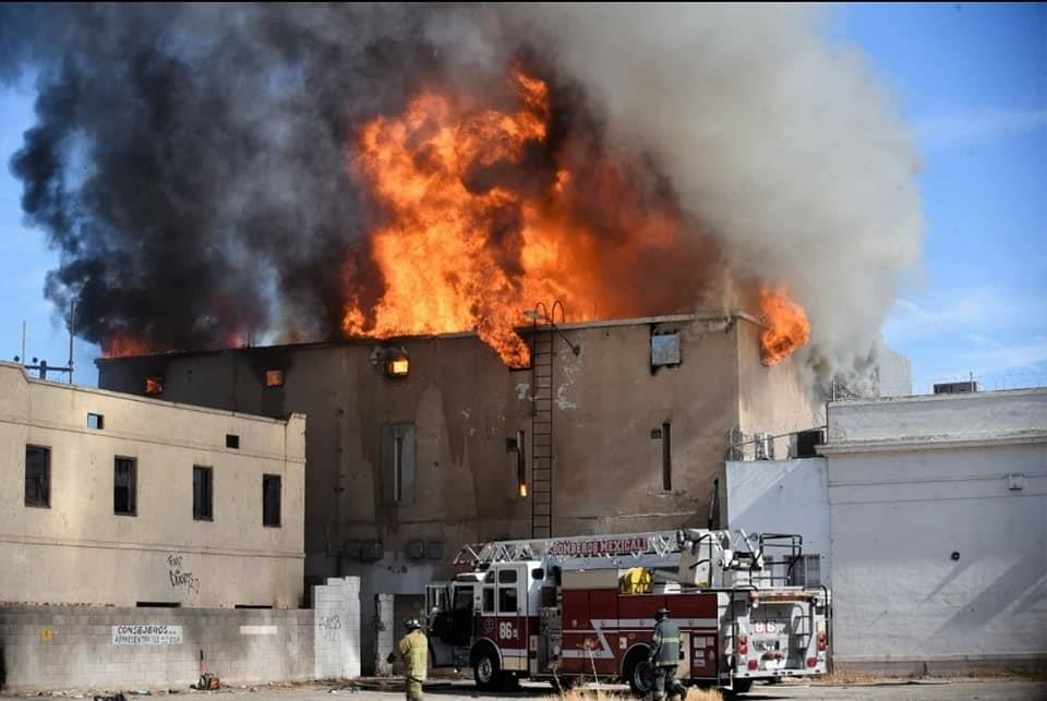 ¡Sin fronteras! Cruzan manguera por muro fronterizo para combatir incendio