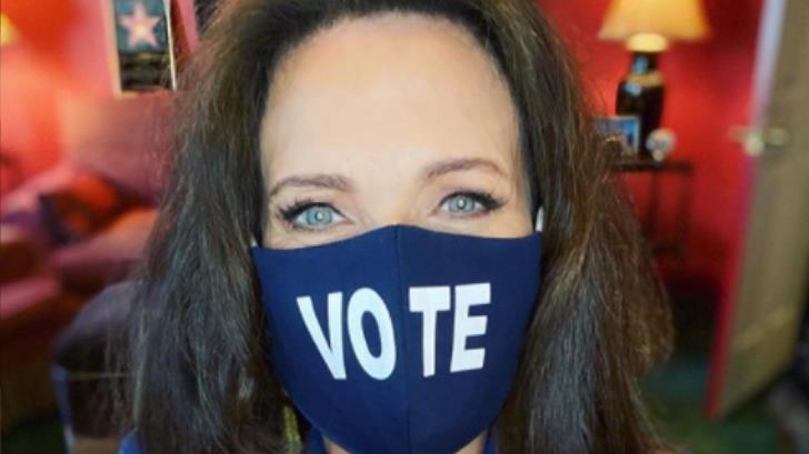 Lynda Carter celebra a Kamala Harris con poder de la ‘Mujer Maravilla’