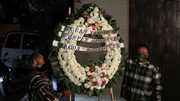 Un mar de flores inunda funeral de Magda Rodríguez