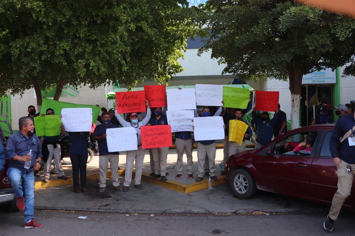 Se manifiestan trabajadores de Oomapas en Cajeme para exigir pago de bono