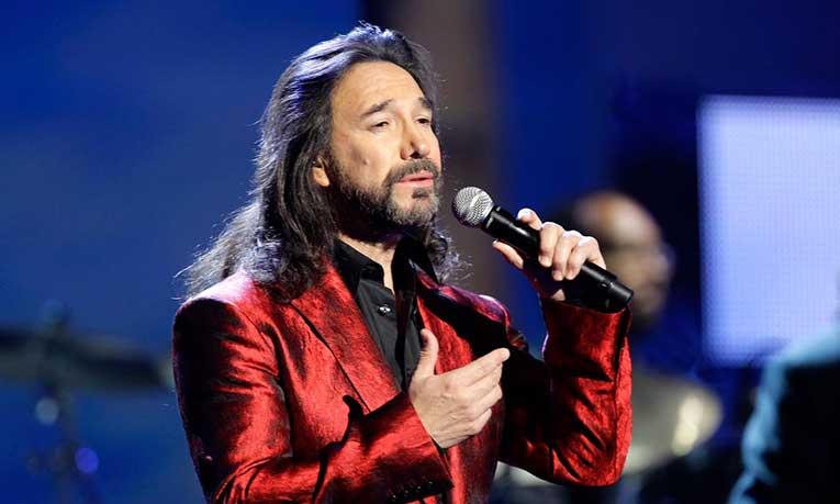 El Buki da romanticismo a tuitero