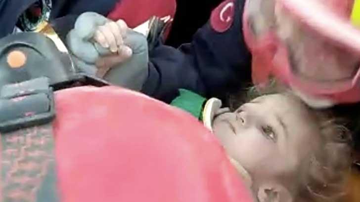 VIDEO | Niña se aferra a pulgar de bombero tras ser rescatada de los escombros