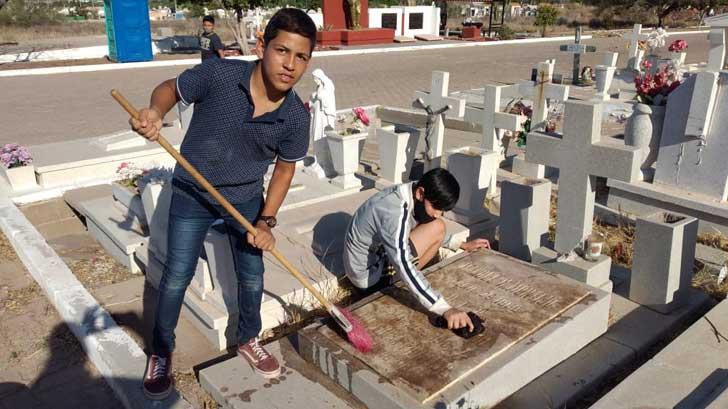 Hacen su agosto limpiando tumbas en Día de los Muertos