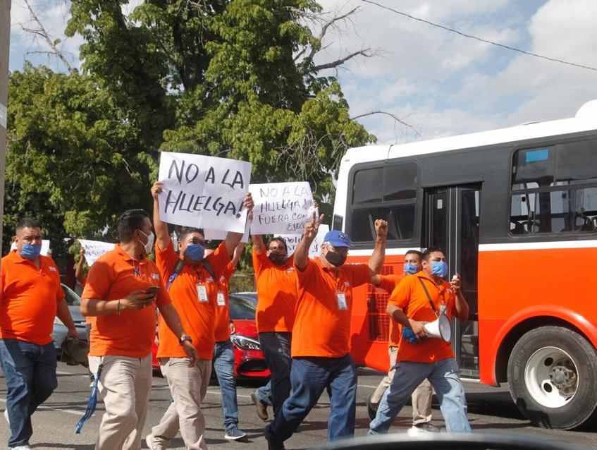 VIDEO- No queremos huelga, queremos trabajar: Choferes se manifiestan en contra de la CTM