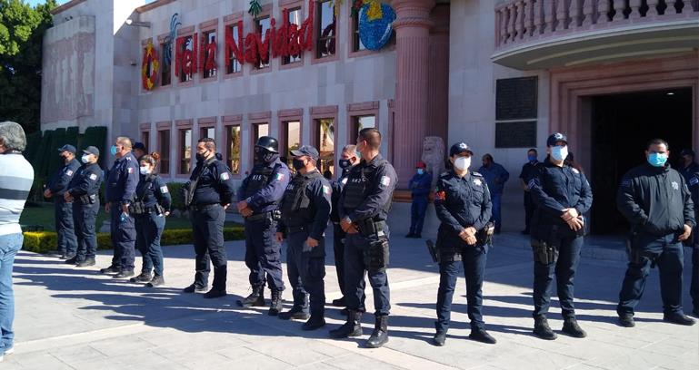 Como si tuvieran miedo de los cajemenses, policías resguardan el Ayuntamiento