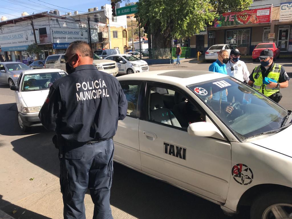 Policías concientizan sobre el uso del cubrebocas en el transporte público de Nogales