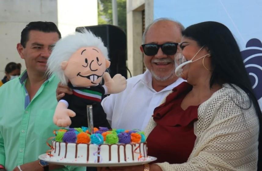 Alcalde de Mazatlán festeja con pastel a López Obrador