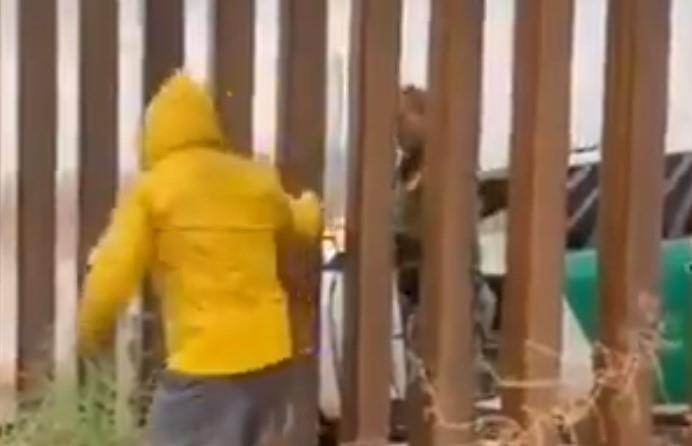 VIDEO - ¡Los tamales traspasan fronteras! Le vende su lonchi a la Border Patrol