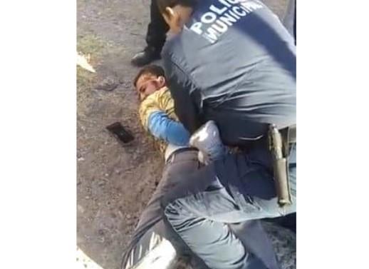 VIDEO - Pasajeros someten a robachicos en camión de Obregón