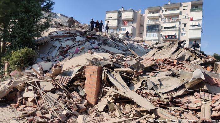 Rescatan viva a niña de 3 años en Turquía atrapada bajo los escombros del sismo