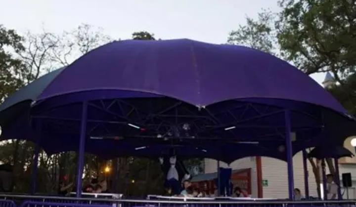 Joven muere tras salir volando de juego mecánico en Six Flags