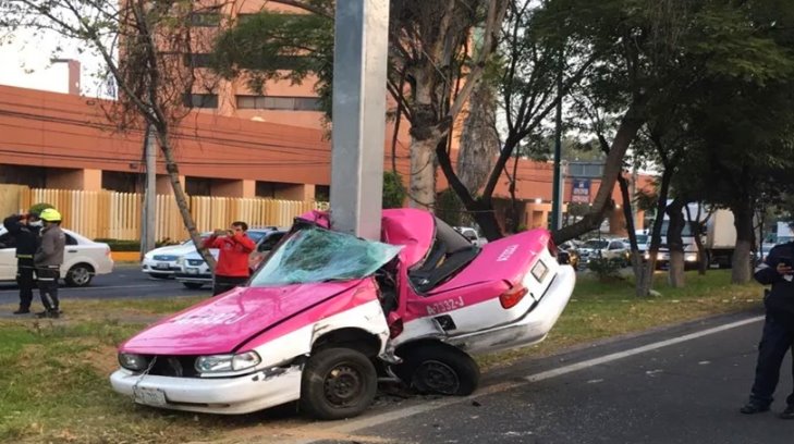 Taxi queda partido a la mitad al chocar contra un poste