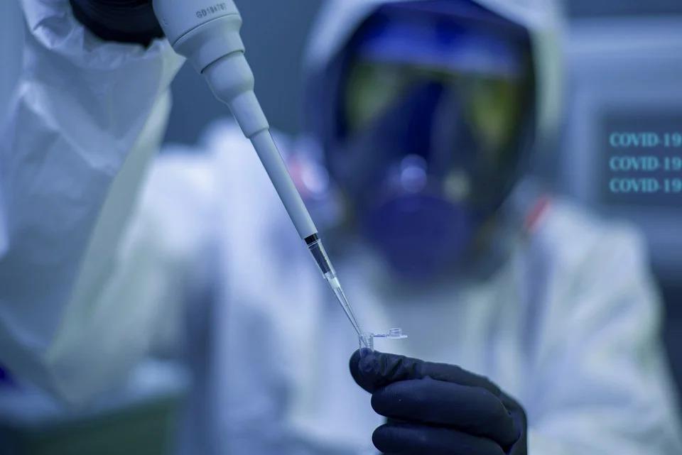 Inyectan esperanza; Gran Bretaña apura vacuna para el 7 de diciembre