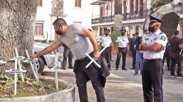 Irrumpen familiares de víctimas en la Segob