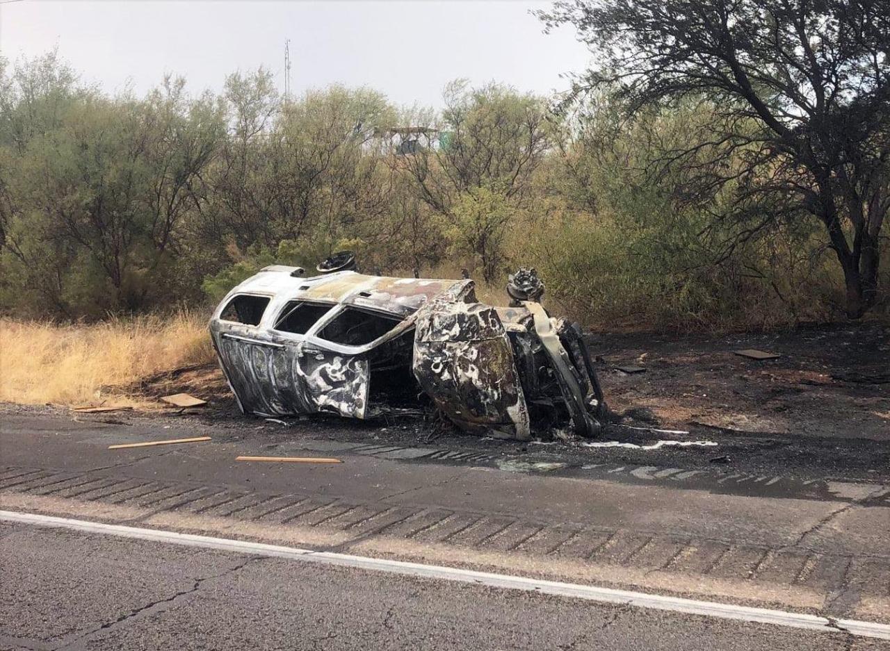 Volcamiento en Nogales, AZ deja una persona lesionada y el carro calcinado