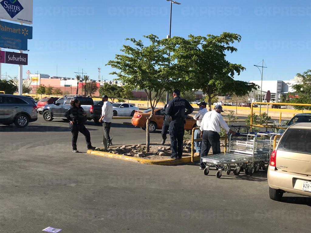 VIDEO - Reportan levantón de una niña y un hombre en estacionamiento de supermercado