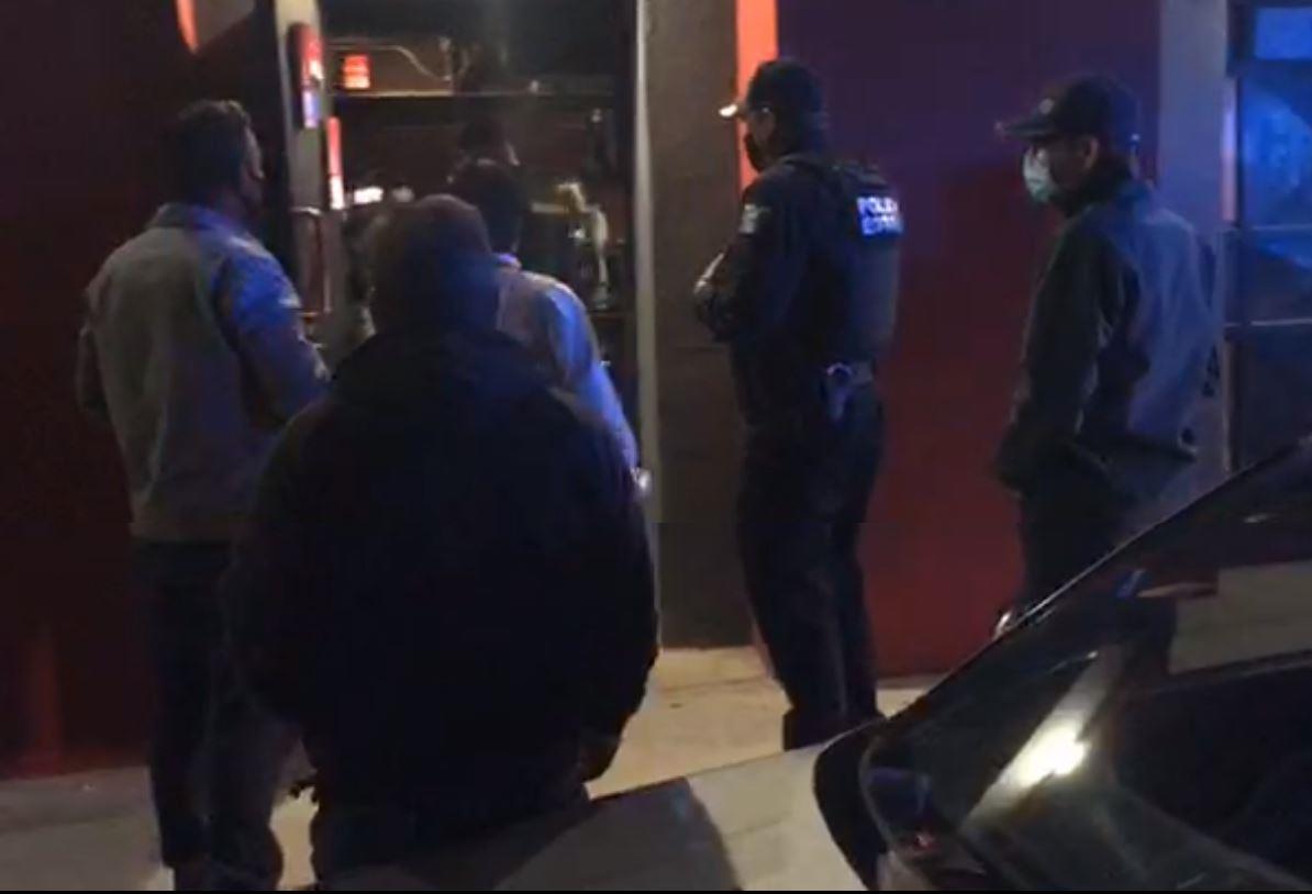 VIDEO- Cierran bar del Centro de Hillo a la fuerza a pesar de acuerdo con autoridades