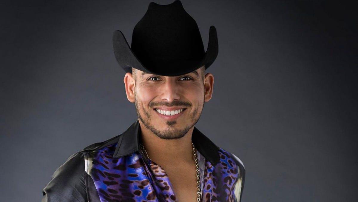 ¿Espinoza Paz se desnudará para su nuevo video?