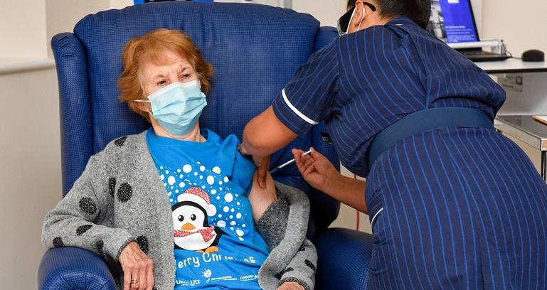 Margaret Keenan, a sus 90 años, es la primer paciente en vacunarse contra el Covid en Gran Bretaña