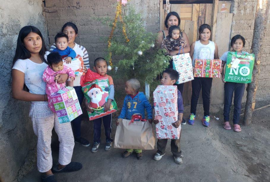 Año con año, el padre David dedica el mes de diciembre a juntar juguetes para niños indígenas