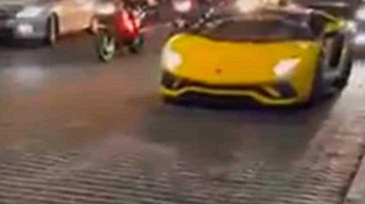 Canelo Álvarez bulevarea por Guadalajara en lujoso Lamborghini