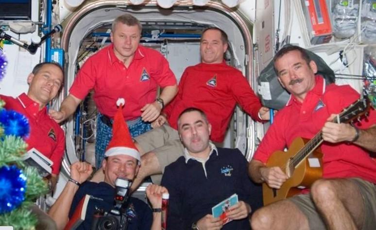 ¡Así celebraron los astronautas la Navidad en el espacio!